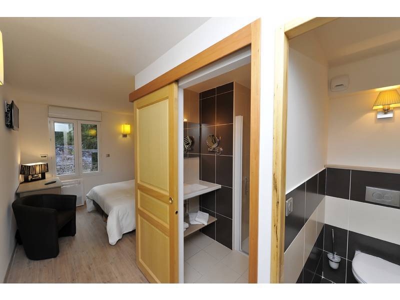 Logis Hotel Restaurant Les 2 Rives - A75, En Bordure De Riviere Banassac Kültér fotó
