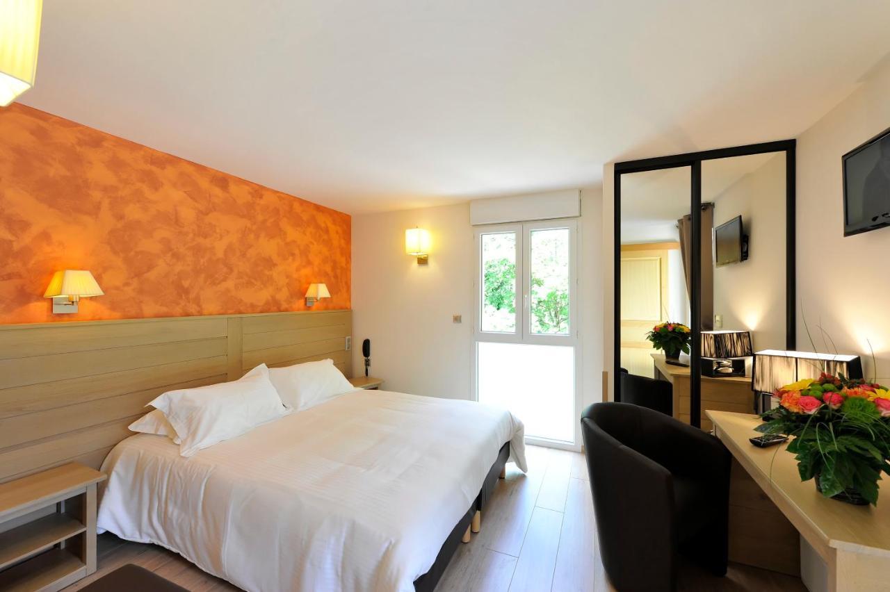 Logis Hotel Restaurant Les 2 Rives - A75, En Bordure De Riviere Banassac Kültér fotó