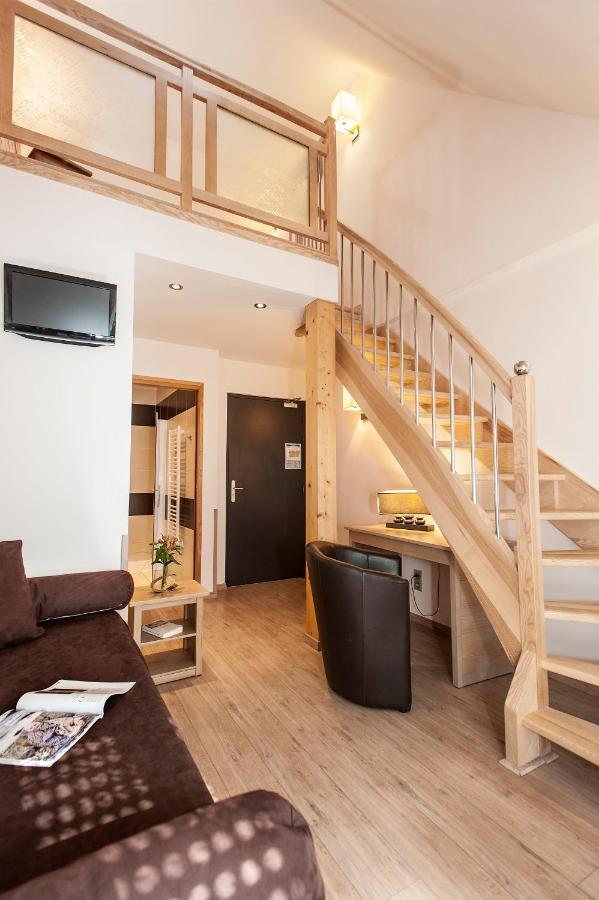 Logis Hotel Restaurant Les 2 Rives - A75, En Bordure De Riviere Banassac Kültér fotó