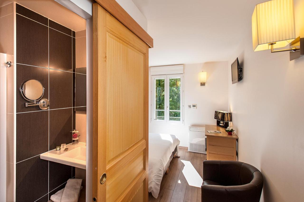Logis Hotel Restaurant Les 2 Rives - A75, En Bordure De Riviere Banassac Kültér fotó