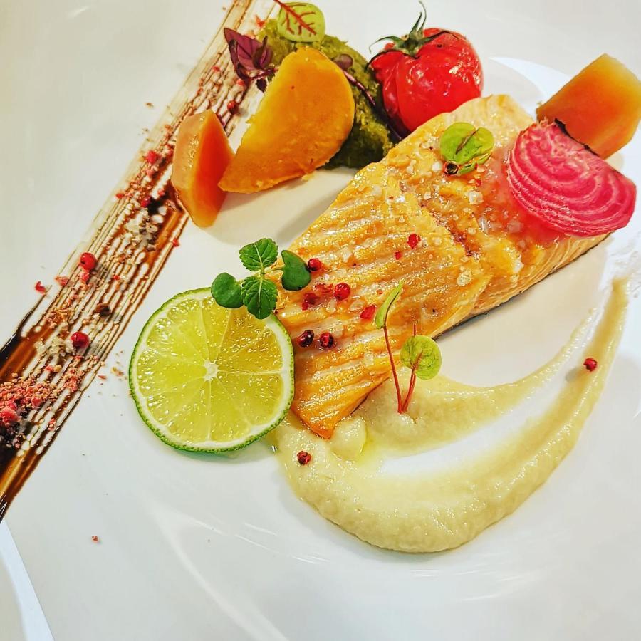 Logis Hotel Restaurant Les 2 Rives - A75, En Bordure De Riviere Banassac Kültér fotó