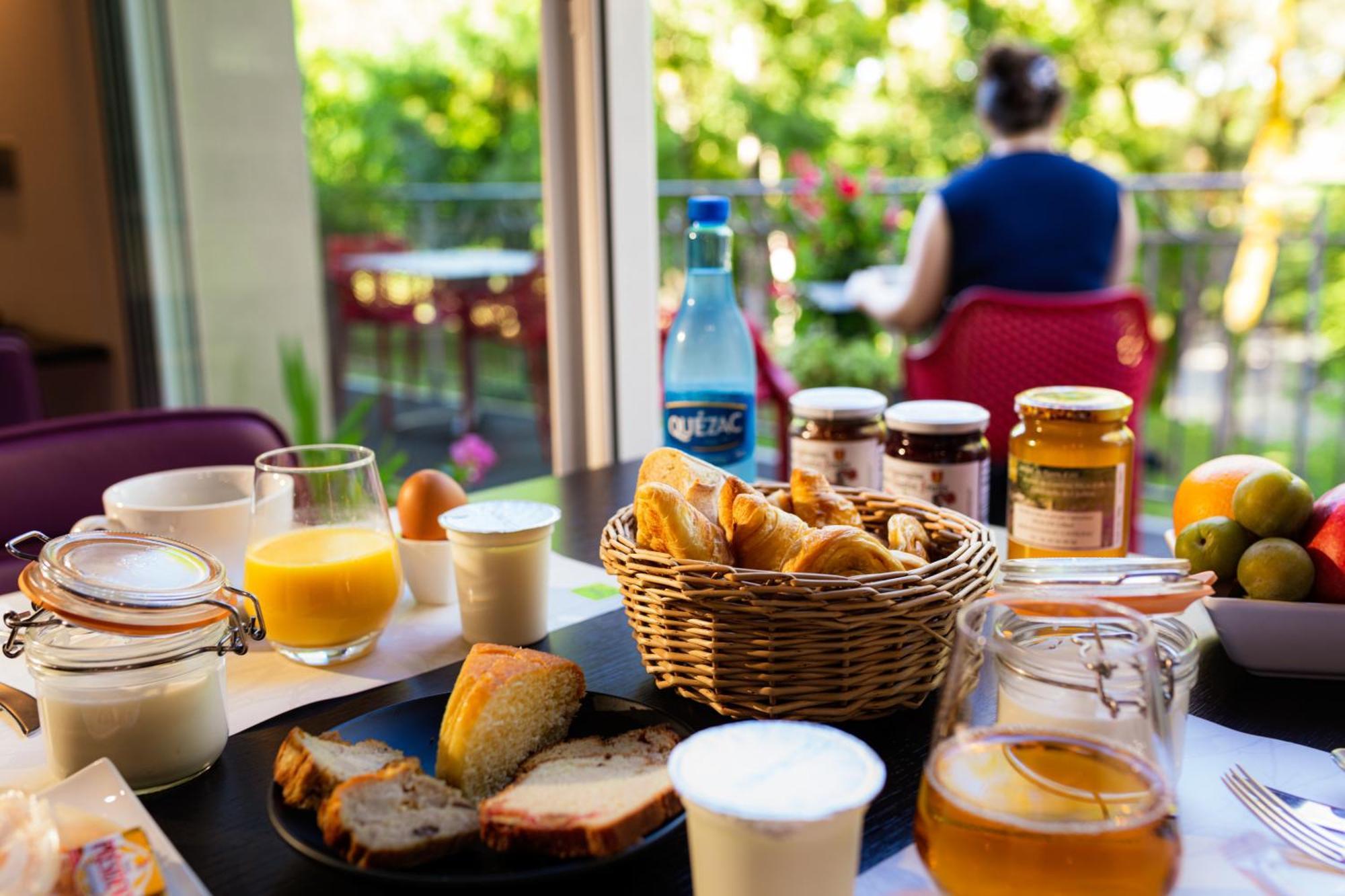 Logis Hotel Restaurant Les 2 Rives - A75, En Bordure De Riviere Banassac Kültér fotó