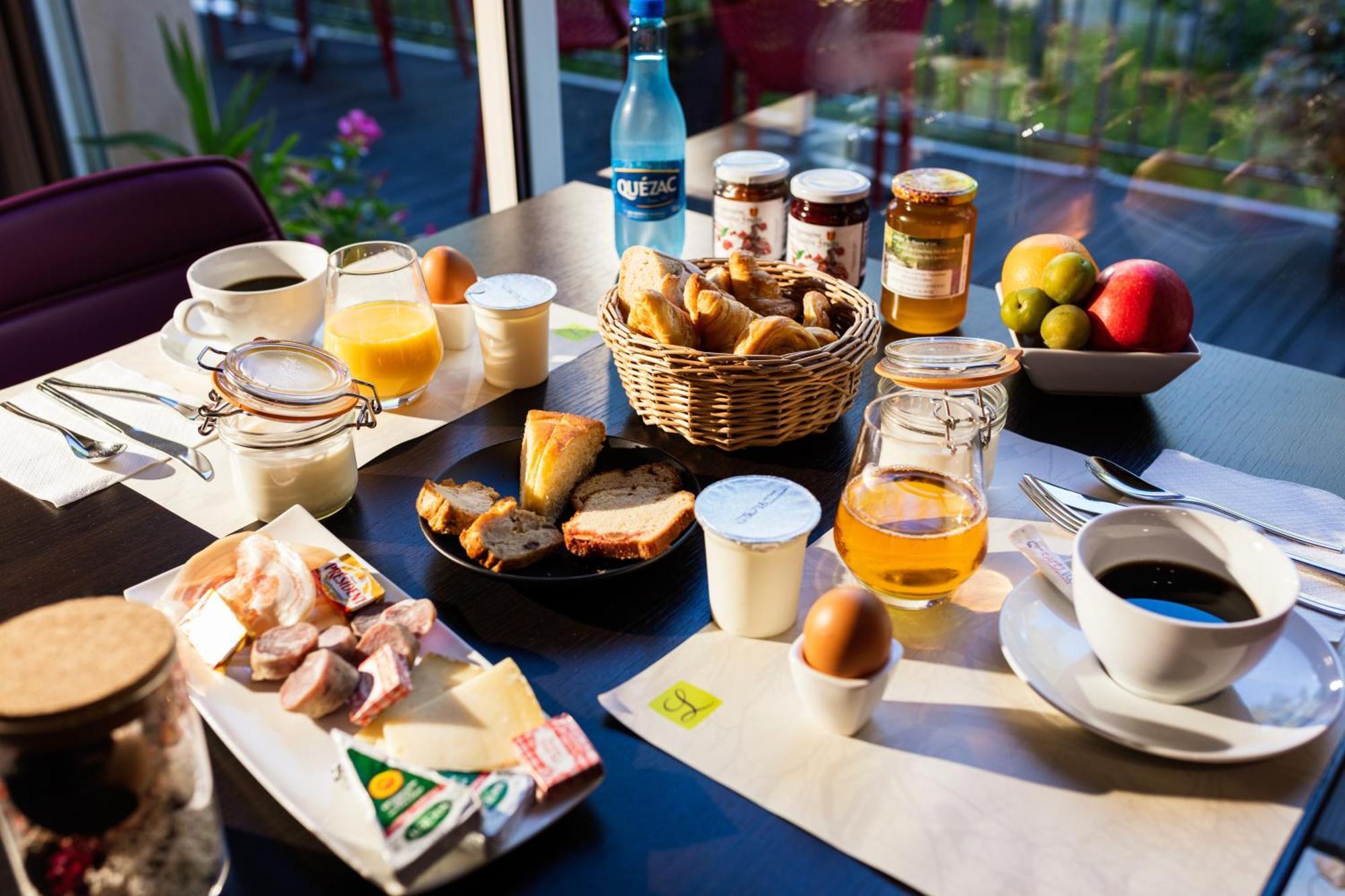 Logis Hotel Restaurant Les 2 Rives - A75, En Bordure De Riviere Banassac Kültér fotó