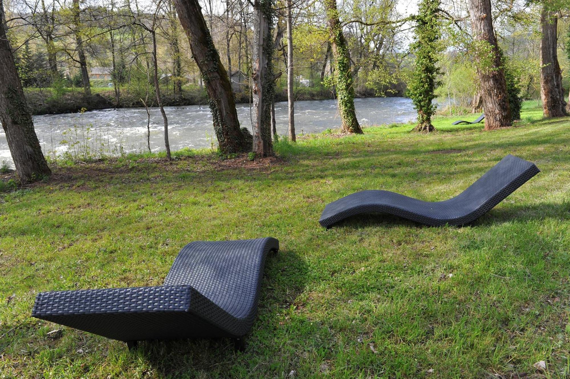 Logis Hotel Restaurant Les 2 Rives - A75, En Bordure De Riviere Banassac Kültér fotó