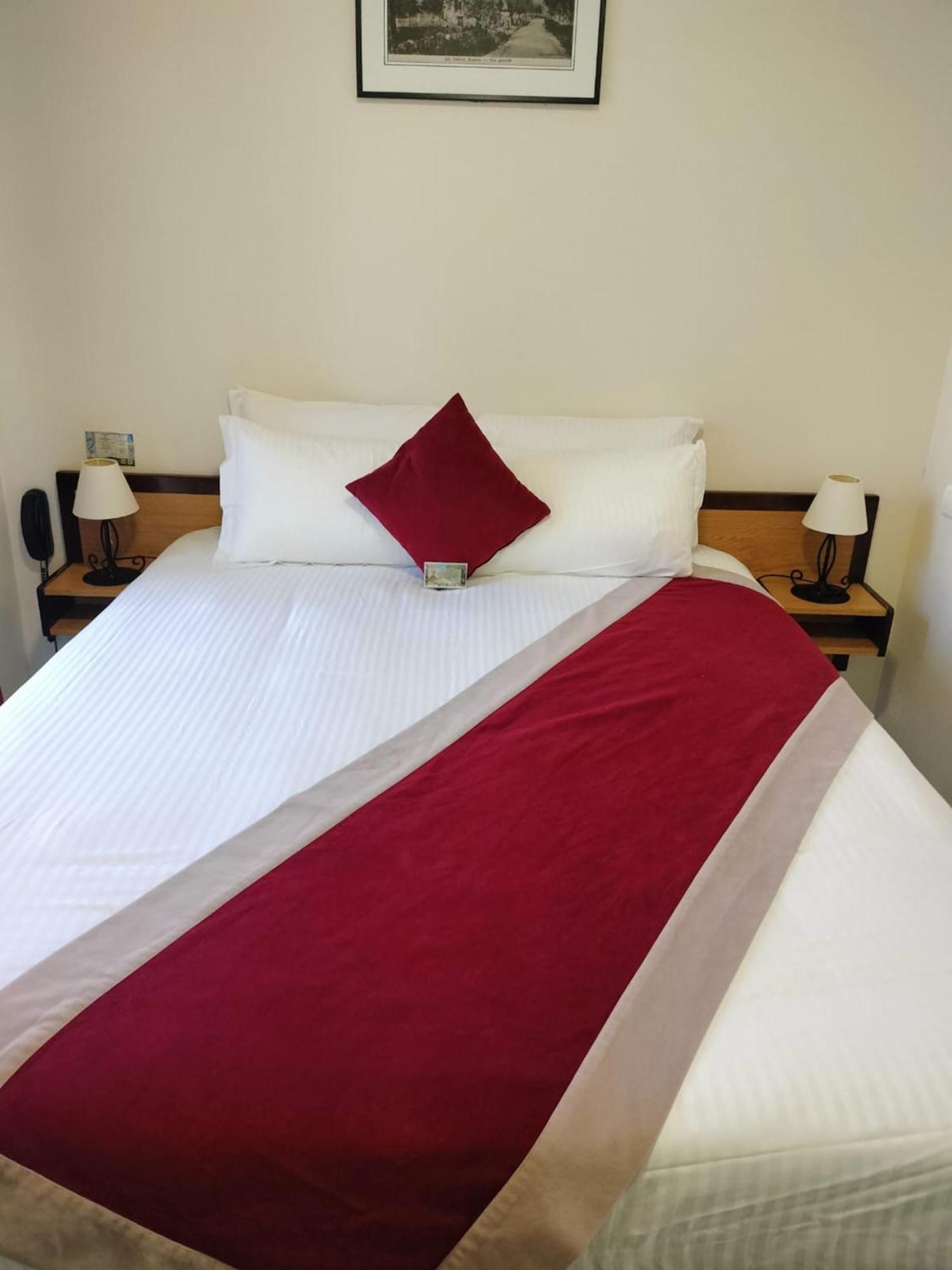 Logis Hotel Restaurant Les 2 Rives - A75, En Bordure De Riviere Banassac Kültér fotó