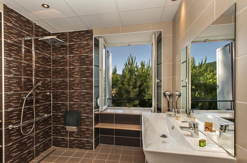 Logis Hotel Restaurant Les 2 Rives - A75, En Bordure De Riviere Banassac Kültér fotó