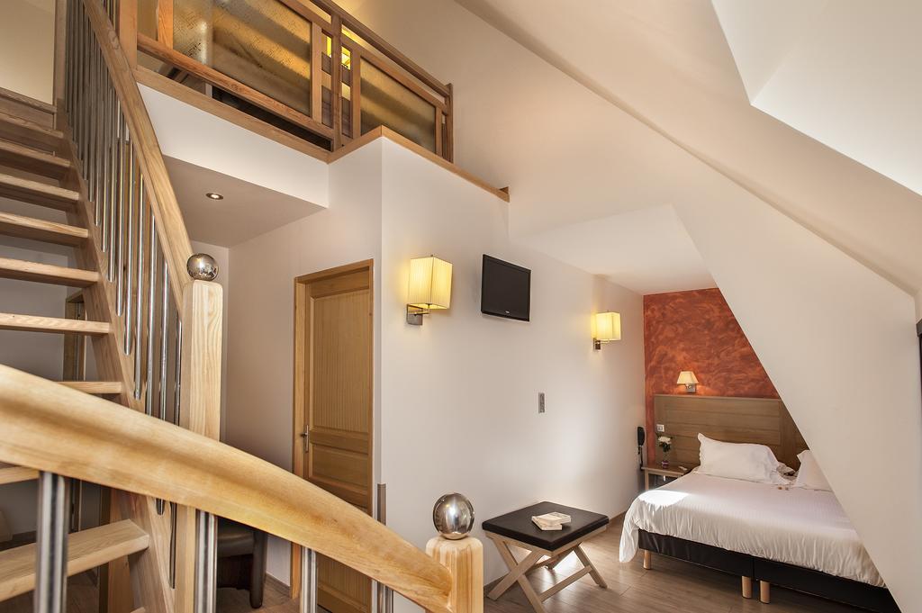 Logis Hotel Restaurant Les 2 Rives - A75, En Bordure De Riviere Banassac Kültér fotó