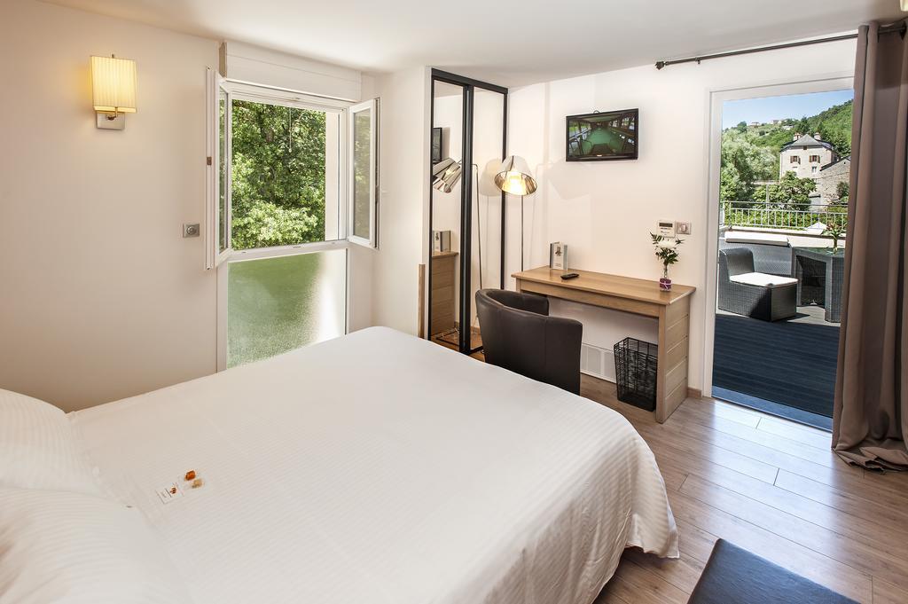 Logis Hotel Restaurant Les 2 Rives - A75, En Bordure De Riviere Banassac Kültér fotó