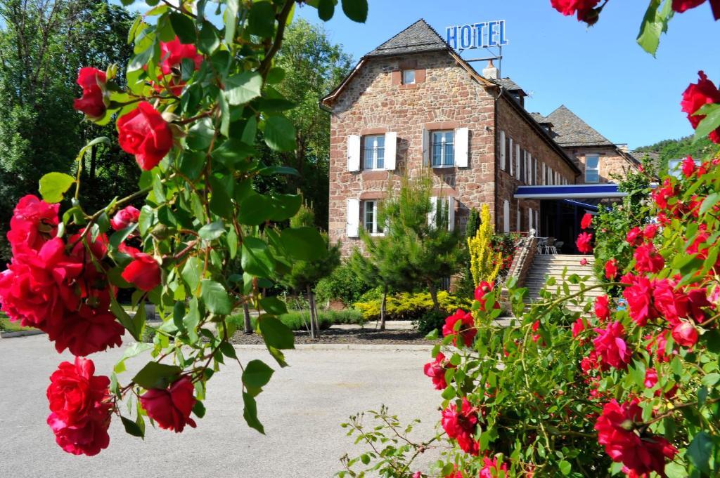 Logis Hotel Restaurant Les 2 Rives - A75, En Bordure De Riviere Banassac Kültér fotó